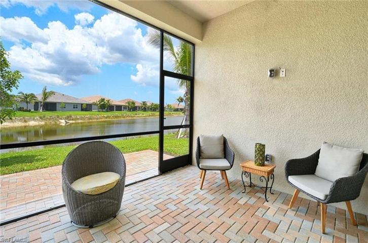 Overlooks the lake!