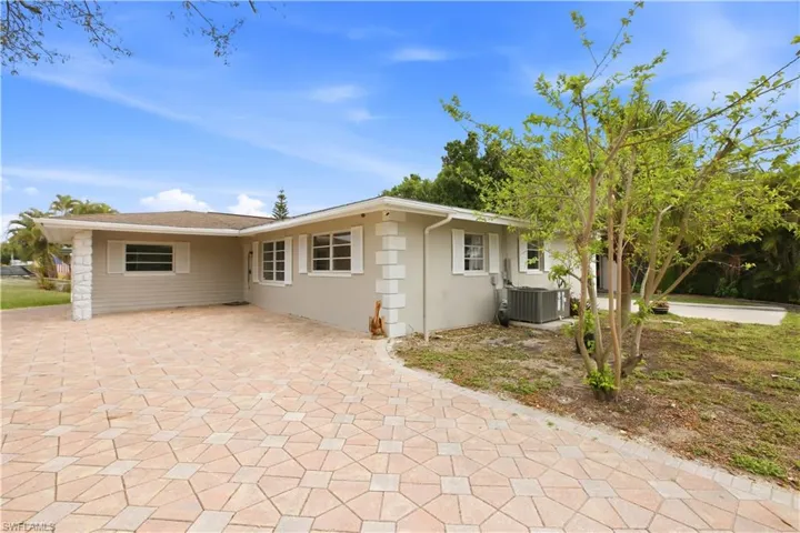 1736  Bonnie  CT, Fort Myers, FL 33901