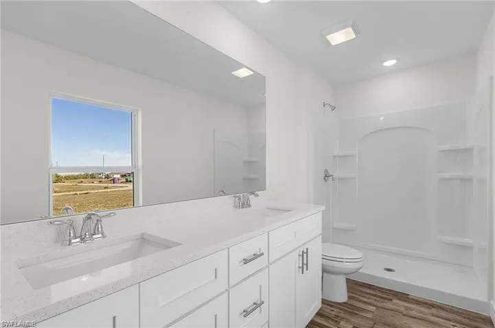 MASTER BATH WITH DUAL SINKS