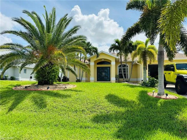 View of front of home featuring a front lawn
