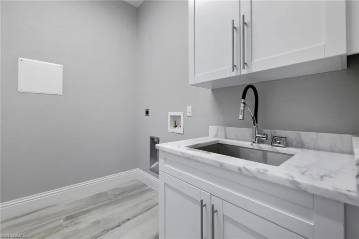 Laundry room tub & cabinets