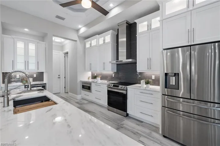 Lots of cooking & entertaining area