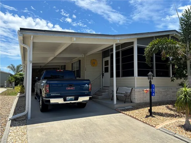 Manufactured / mobile home with a carport