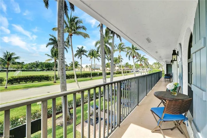 Balcony to enjoy cocktails after the beach