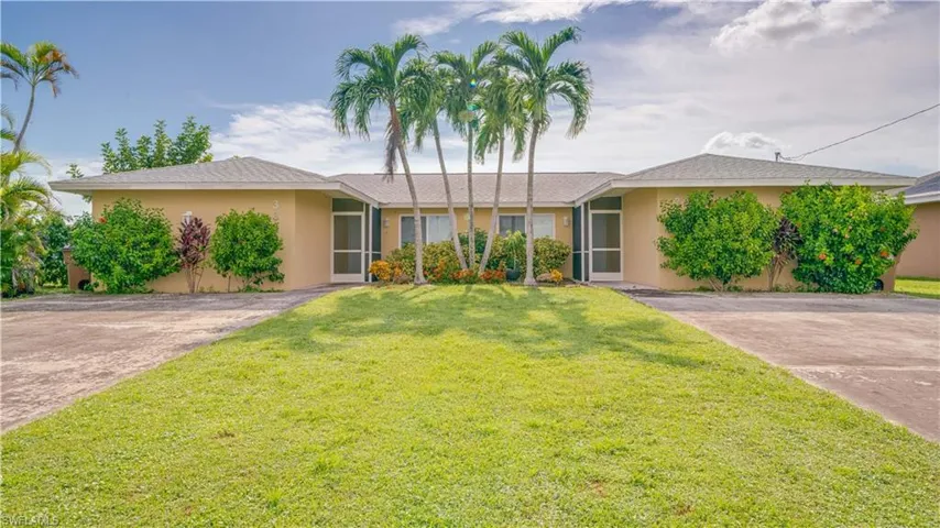Ranch-style duplex featuring a front yard