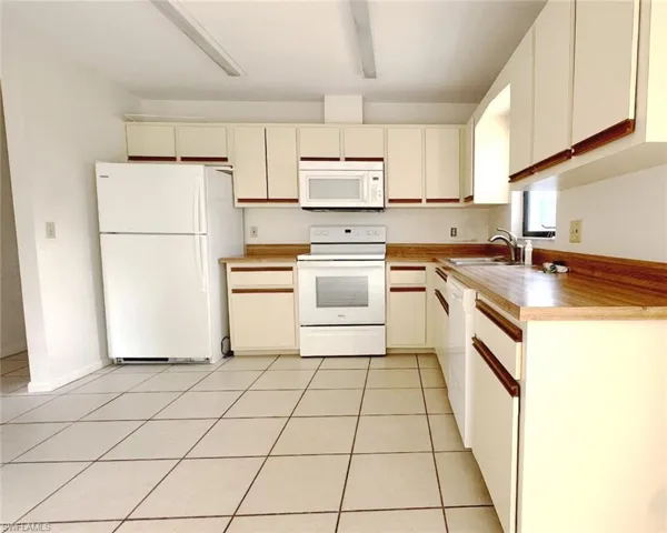 699  110th N AVE, Naples, FL 34108