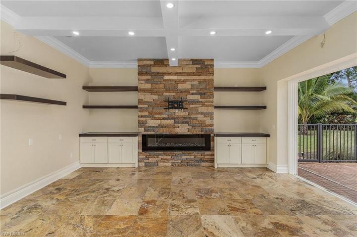 WITH POOL & LAKE VIEW & FIREPLACE