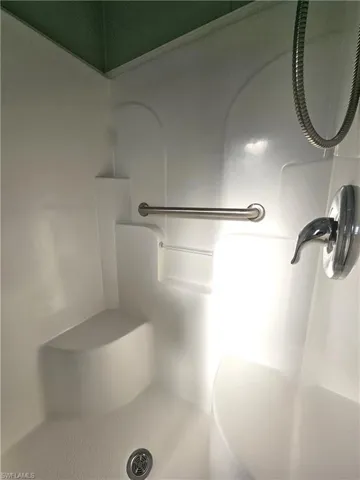 Shower in Primary En-suite Bathroom has dual seats