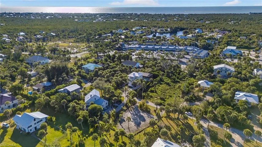 Proximity to Periwinkle Way