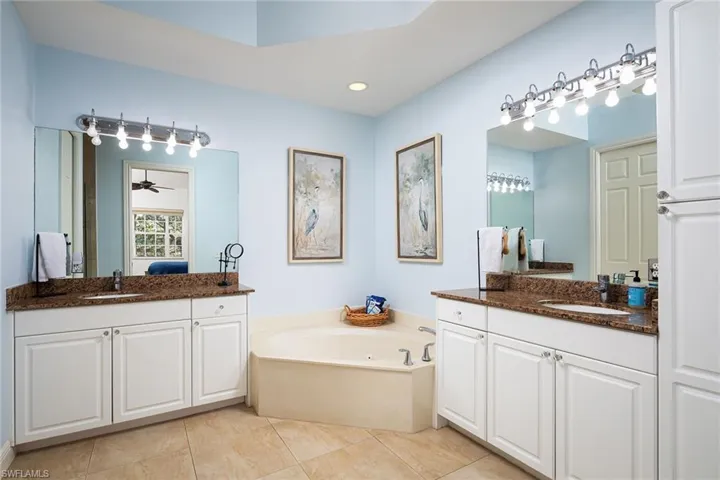 810  Breakaway  LN, Naples, FL 34108