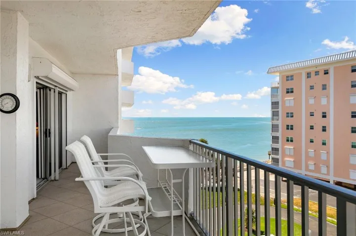 Primary sliders to the left, view of Caxambas Pass