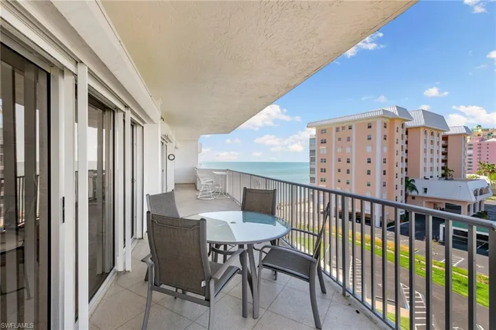 Lanai is nearly 500 sf, plenty of room for outdoor furnishings