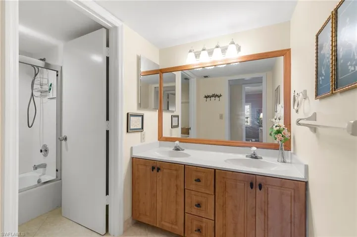 Dual sinks in guest bath
