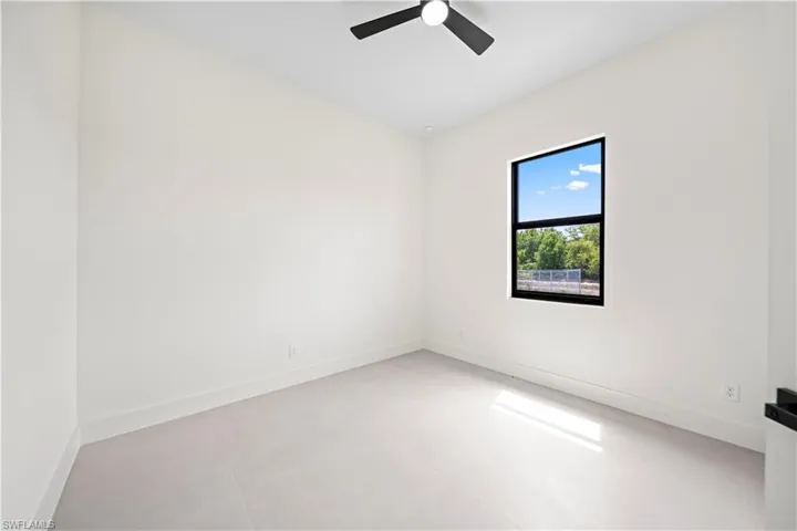 Unfurnished room with concrete flooring and ceiling fan