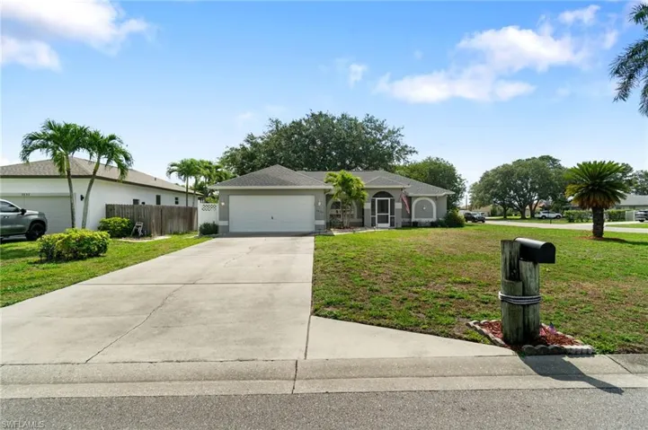 3220  Citron  DR, Naples, FL 34120