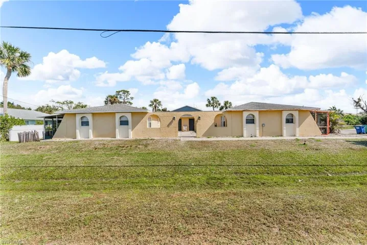 View of front of property featuring a front yard