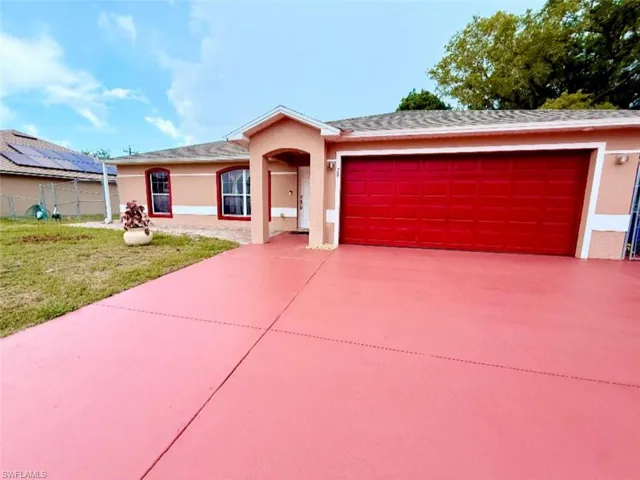 Ranch-style house with stucco siding, a garage, and concrete driveway