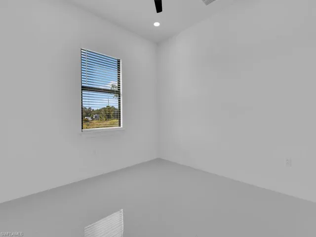 Empty room with ceiling fan