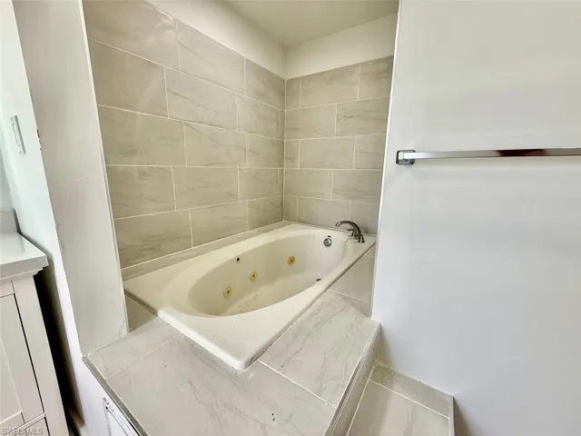 Bathroom with a bathing tub