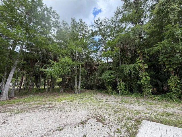 281  8th SE ST, Naples, FL 34117