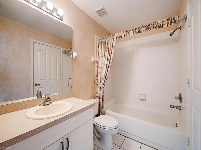 8093  San Vista  CIR, Naples, FL 34109