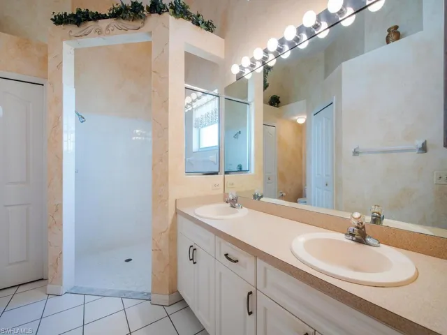 8093  San Vista  CIR, Naples, FL 34109
