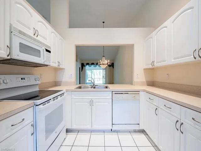 8093  San Vista  CIR, Naples, FL 34109