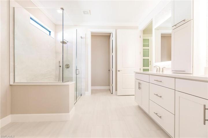 Ensuite w/Dual Sinks & Lighted Mirrors