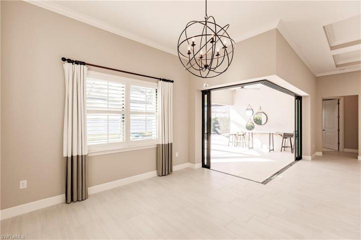 Dining Area w/Zero Corner Sliders