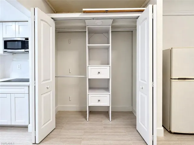 4050 Golden Gate Pkwy 219, Naples, Florida 34116