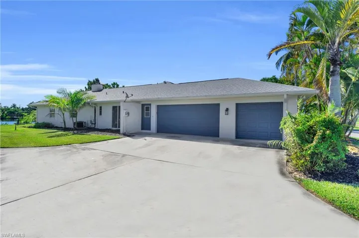7247  Lake  DR, Fort Myers, FL 33908