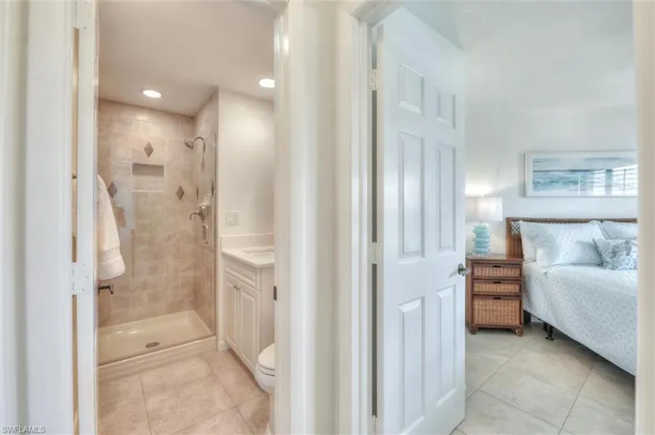 Full bath with toilet and bath / shower combo with glass door