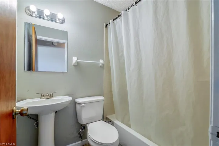 607 Diplomat Pkwy E, Cape Coral Fl 33909