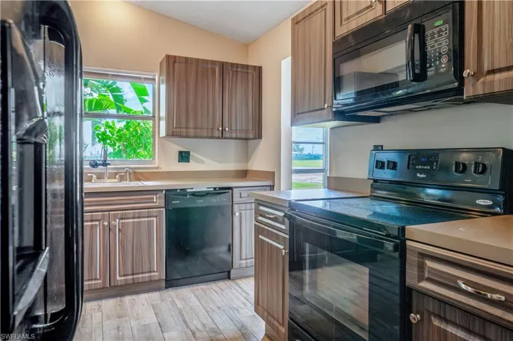 607 Diplomat Pkwy E, Cape Coral Fl 33909