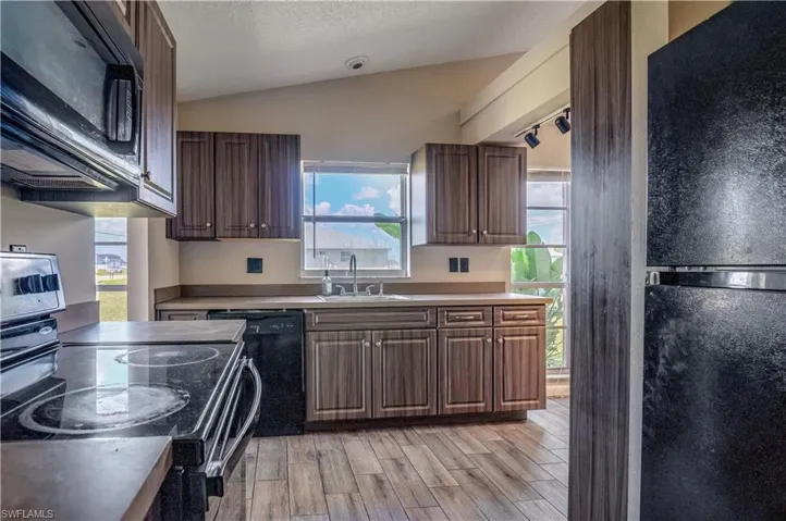 607 Diplomat Pkwy E, Cape Coral Fl 33909