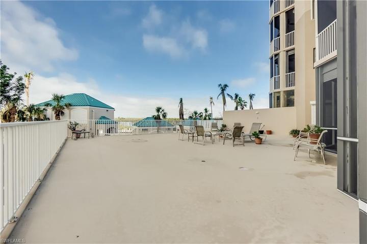 Plenty of entertainment space, or relaxing in the sun!