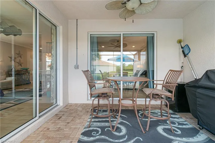 Sunroom / solarium with ceiling fan