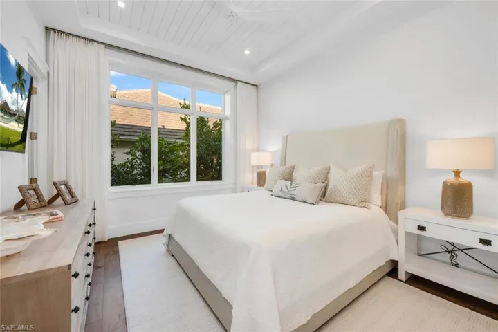 Guest bedroom Main Floor