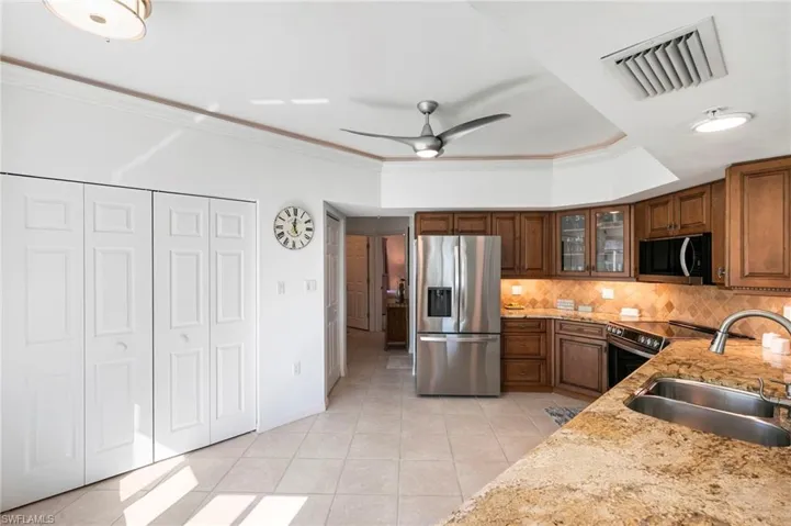 Plenty of storage in kitchen