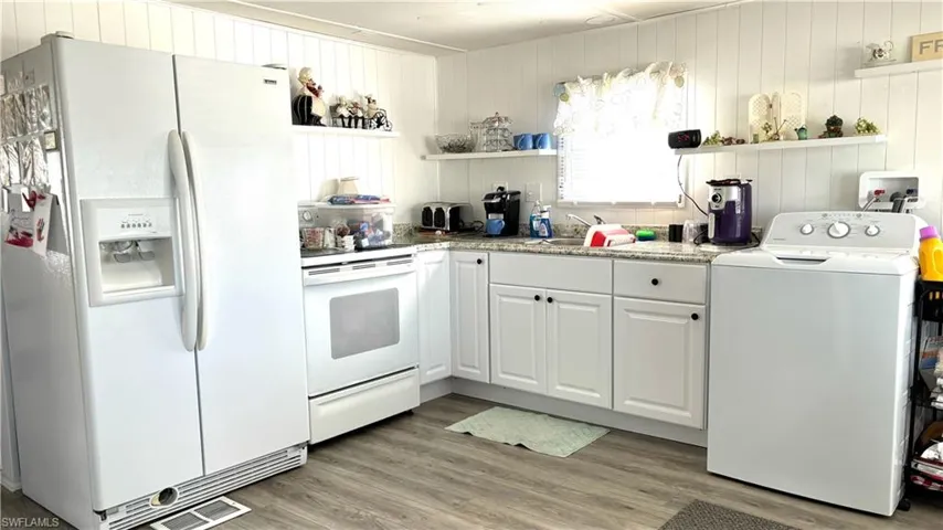 Bright & Cheerful Eat-in Kitchen includes all newer appliances PLUS a new Washer & Dryer!
