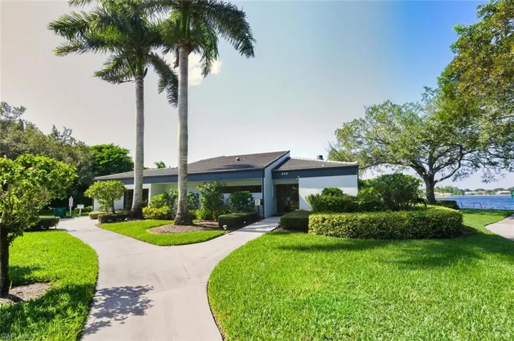 636  Windsor  SQ, Naples, FL 34104