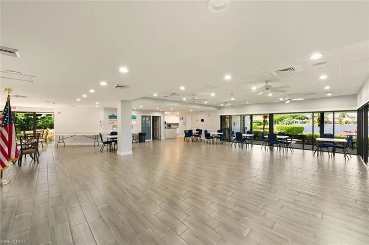 636  Windsor  SQ, Naples, FL 34104