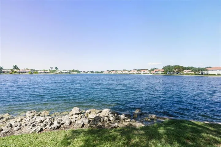636  Windsor  SQ, Naples, FL 34104