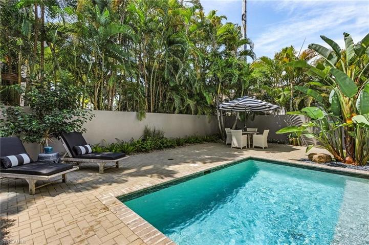 Private salt-water pool w/ auto-fill