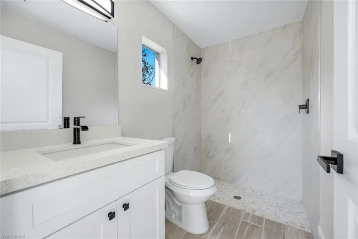 optional second owner's suite - private bath/segundo dormitorio principal - bano privado