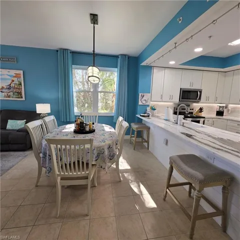Dining w/Breakfast Bar