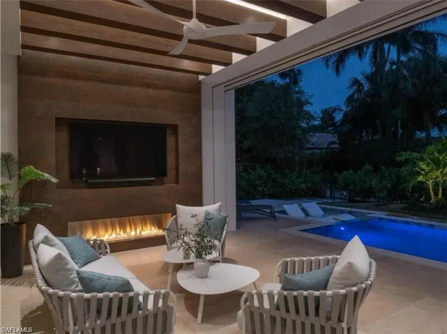 590 6th Ave N, Naples, Florida 34102