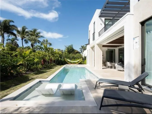 590 6th Ave N, Naples, Florida 34102