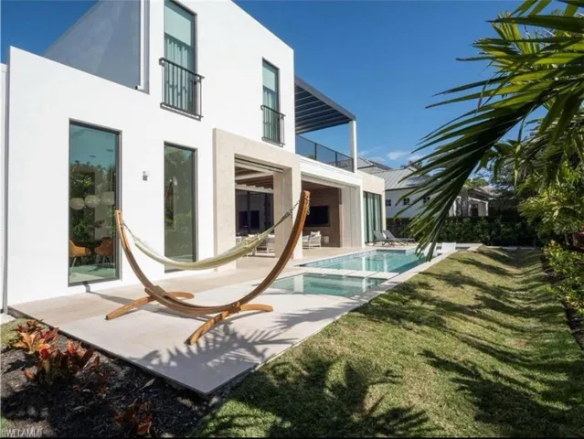 590 6th Ave N, Naples, Florida 34102