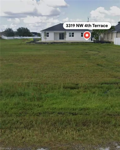 View of grassy yard